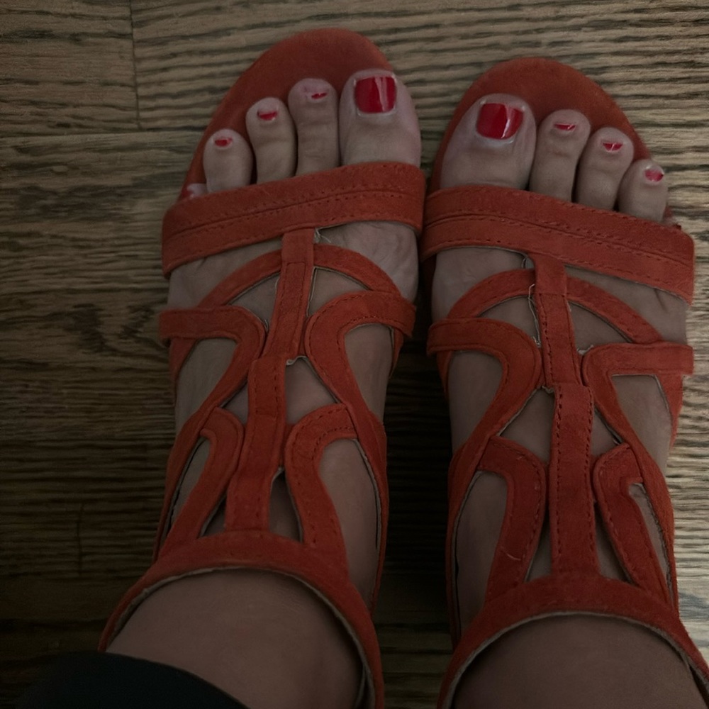 This is a very comfortable shoe. It’s an orange red.